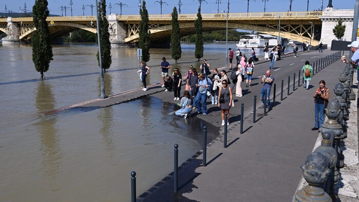 Menschen an der Donau in Budapest