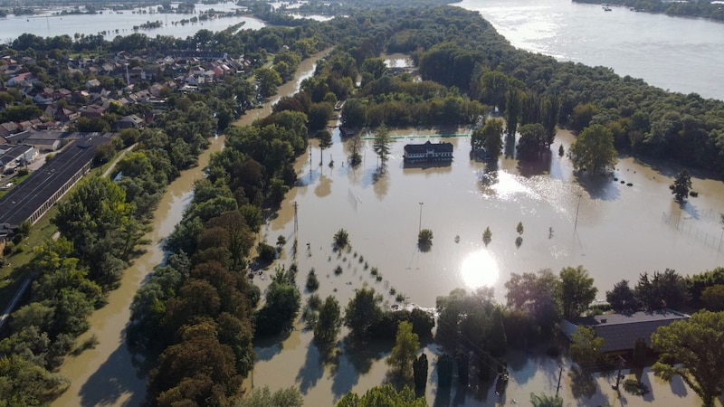 Hochwasser im ungarischen Esztergom (Bild: AFP/Attila Kisbenedek)