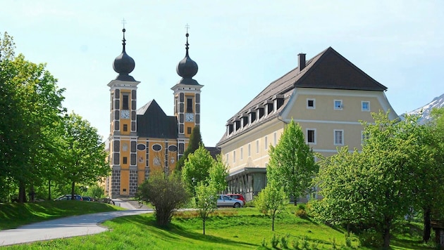 Das Pflegewohnheim in Admont liegt direkt neben der Wallfahrtskirche. (Bild: Caritas)