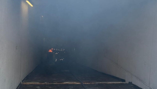 Dense smoke billowed out of the underground garage. (Bild: ZOOM Tirol/zoom.tirol)