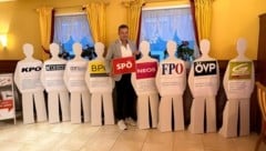 Andreas Haitzer mit neun Pappfiguren, symbolisch für alle anderen Parteien. (Bild: zvg)