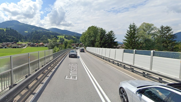 Auf der Enns-Brücke der B 320 in Aich passierte der Unfall. (Bild: Google Street View)