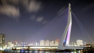 An der Erasmusbrücke in Rotterdam ereignete sich am Donnerstag der tödliche Messerangriff. (Bild: AP/Bas Czerwinski)