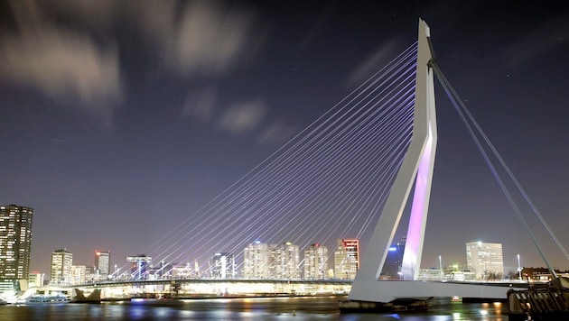 The fatal knife attack took place on the Erasmus Bridge in Rotterdam on Thursday. (Bild: AP/Bas Czerwinski)