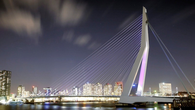 Die Erasmusbrücke in Rotterdam (Bild: AP/Bas Czerwinski)