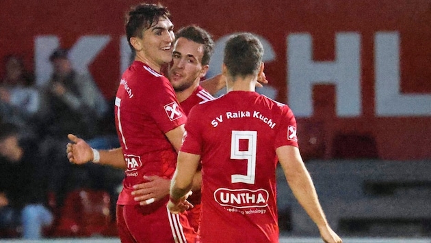 Cheering into the weekend: Kuchl's Kaindl, Nestaval and Hödl (from left). (Bild: Tröster Andreas/Kronen Zeitung)