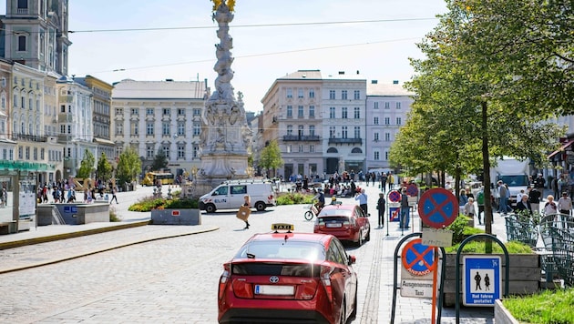 Die Taxler und auch die Nachtschwärmer können aufatmen: Der Taxistand hätte eigentlich geschliffen werden sollen, bliebt nun aber doch erhalten. (Bild: Einöder Horst)