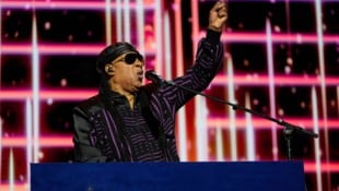 Stevie Wonder unterstützt Demokratin Kamala Harris – und geht dafür jetzt sogar extra auf Tour. (Bild: AP)