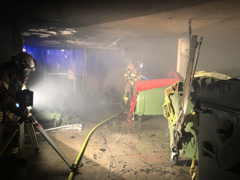 The garbage cans were melting. (Bild: Berufsfeuerwehr Graz)