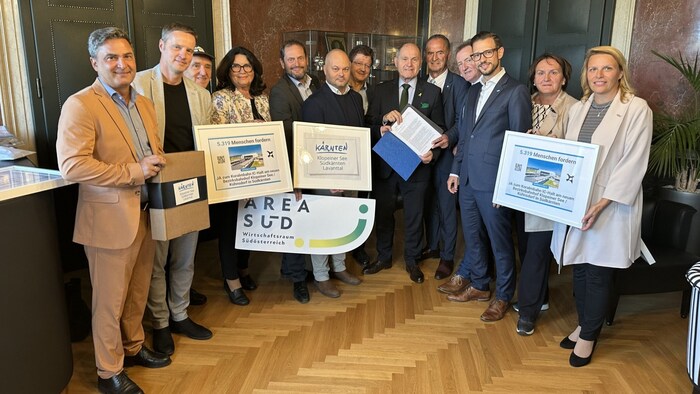 Die Delegation übergab die Bürgerinitiative.
