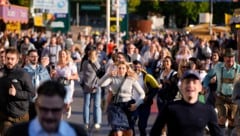 Großer Ansturm auf das Oktoberfest. Dabei sind die Preise heuer ganz und gar nicht verlockend ... (Bild: ASSOCIATED PRESS)