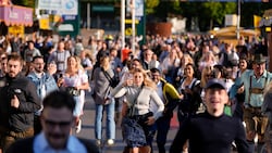 Großer Ansturm auf das Oktoberfest. Dabei sind die Preise heuer ganz und gar nicht verlockend ... (Bild: ASSOCIATED PRESS)