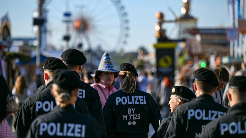 The police patrol the exhibition grounds. (Bild: APA/AFP/Kirill KUDRYAVTSEV)