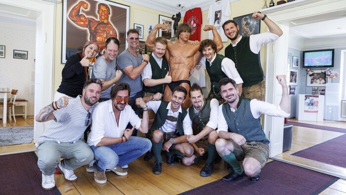 With the folk musicians of the "Freigarten Blås" at the feet of Arnie
