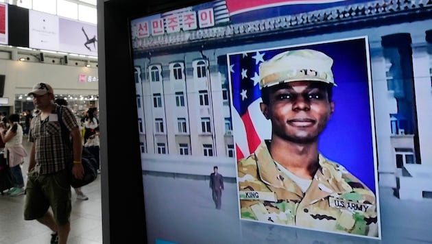 A news program is broadcast at Seoul station, featuring a picture of Travis King. (Bild: ASSOCIATED PRESS)