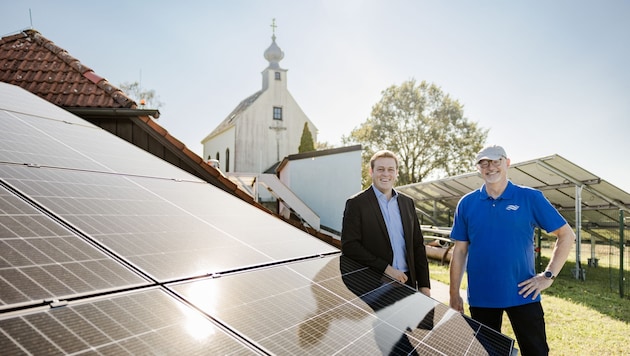 Provincial Councillor Stefan Kaineder (left) and the chairman of the Gramastetten water cooperative Kurt Pfleger (Bild: Land OÖ/Werner Dedl)