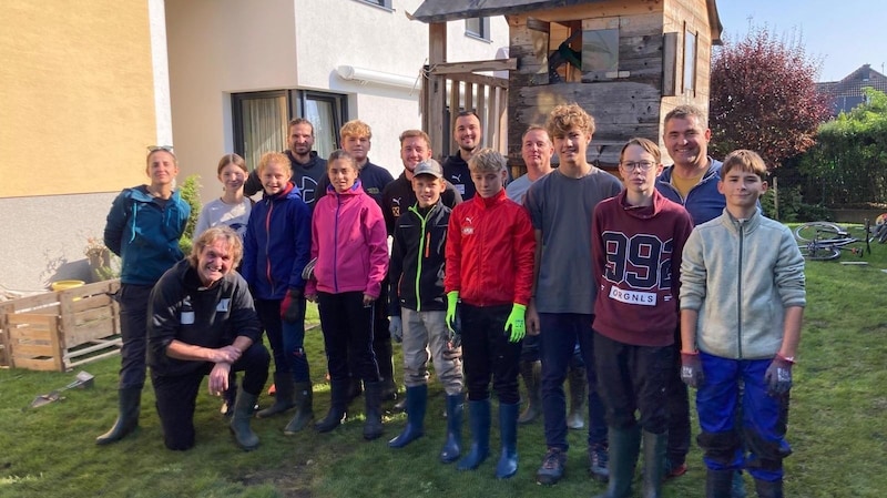 Ausgerüstet mit Gummistiefeln und Arbeitshandschuhen rückte das Team der Sportmittelschule Lambach aus, um zu helfen. (Bild: zVg)