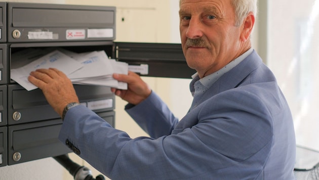 Berthold Amerstorfer waited three weeks in vain for his letters, but on Tuesday they all arrived at once. One was postmarked August 29. (Bild: Horst Einöder/Flashpictures)