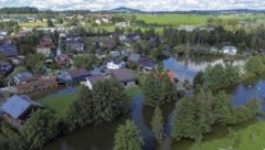 Der geflutete Inselweg in Seekirchen war der Hotspot der Hochwasser-Einsätze in Salzburg. (Bild: Tschepp Markus)