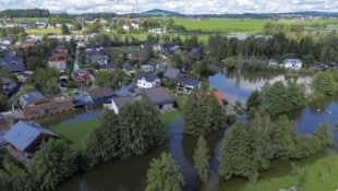 Der geflutete Inselweg in Seekirchen war der Hotspot der Hochwasser-Einsätze in Salzburg. (Bild: Tschepp Markus)