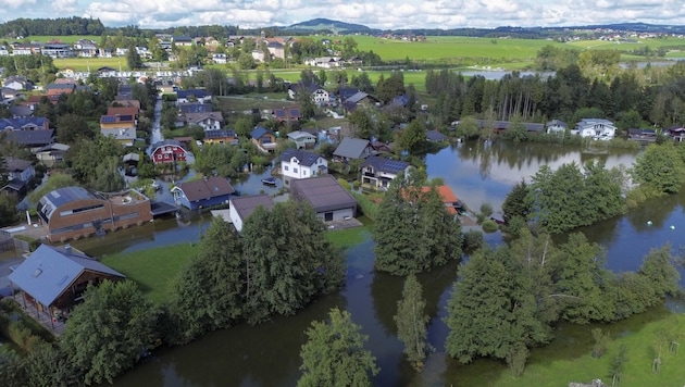 Der geflutete Inselweg in Seekirchen war der Hotspot der Hochwasser-Einsätze in Salzburg. (Bild: Tschepp Markus)