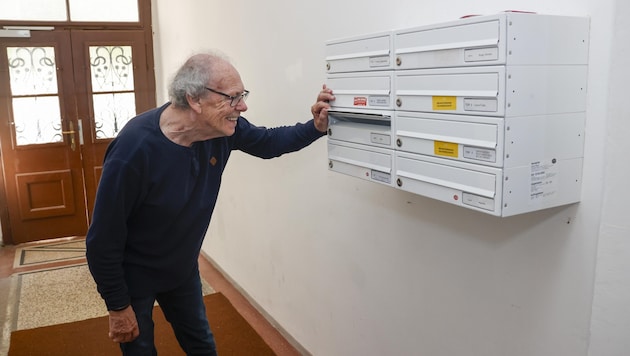 Is there anything in the letterbox this time? Wolfgang Stark has been waiting weeks for his official election information. (Bild: Tschepp Markus)