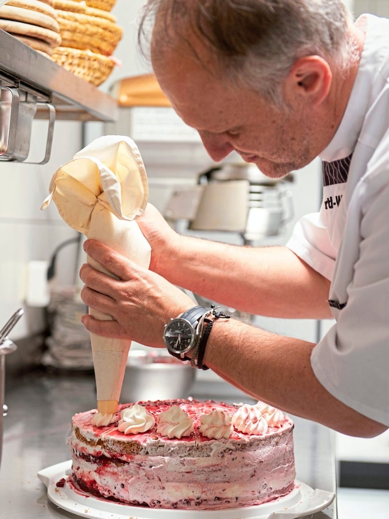 The Hadn cake, which is made here by Hadnwirt Reinhard Hartl, is also in the cookbook. (Bild: CARLETTO FERRARI WWW.CARLETTO.A)