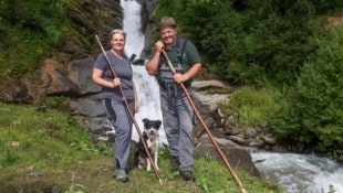 Claudia und Paul Entleitner bewirtschaften die Bauernalm unterhalb des mächtigen Wasserfalls des Walcherbachs. (Bild: Hölzl Roland)