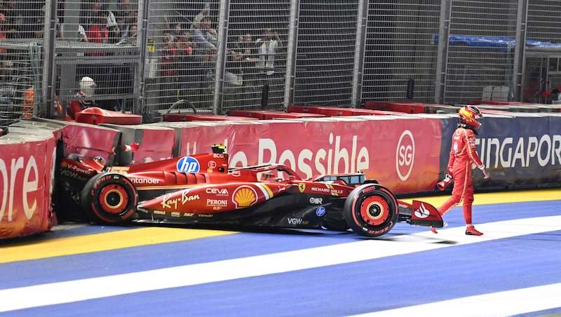 Carlos Sainz krachte in die Bande. (Bild: AFP/Mohd Rasfan)