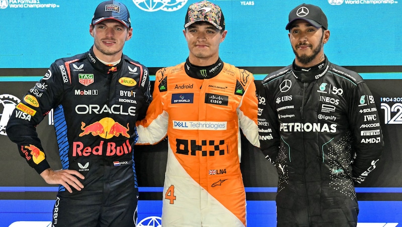 Lando Norris (m.) startet vor Max Verstappen (l.) und Lewis Hamilton (Bild: AFP/MOHD RASFAN)