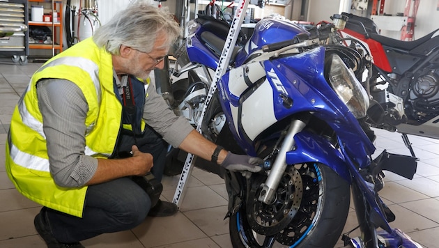 How did the tragedy happen? Gerhard Kronreif is examining the damaged motorcycles to find out exactly how the accident happened. (Bild: Tschepp Markus)