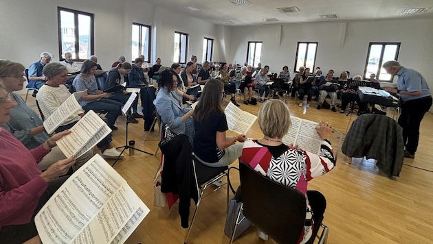 Rehearsal with cathedral conductor Thomas Wasserfaller: 120 participants perform Haydn's "Creation" on October 6 at the Konzerthaus Klagenfurt. (Bild: Dommusik Klagenfurt)