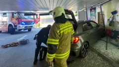 Die Kapruner Feuerwehr musste den Kleinwagen aus der Geschäftsauslage holen (Bild: FF Kaprun)