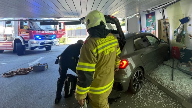 The Kaprun fire department had to retrieve the small car from the store window display (Bild: FF Kaprun)