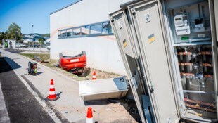 Das Auto landete am Dach.
