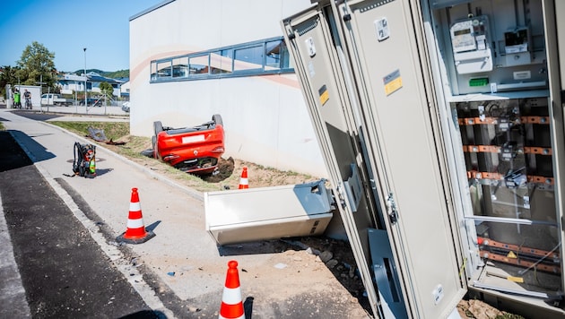 The car ended up on its roof. (Bild: © TEAM FOTOKERSCHI.AT / SCHARTNER)