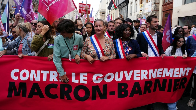 Marsch gegen die „Regierung Macron-Barnier“ (Bild: APA/AFP/Dimitar DILKOFF)