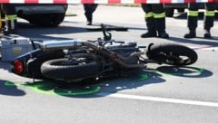 Der Biker rutschte unter ein Auto. (Bild: laumat)