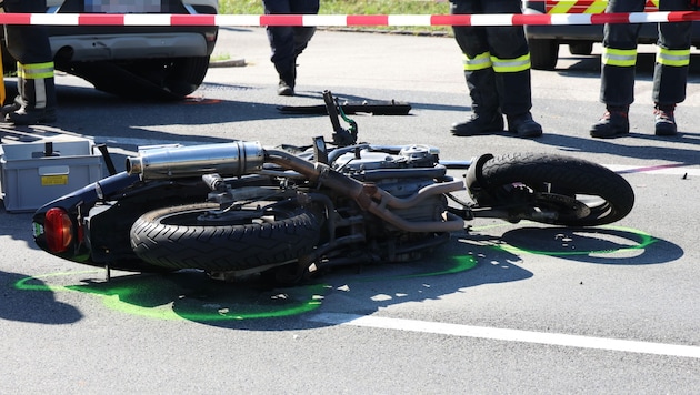 The biker slid under a car. (Bild: laumat)