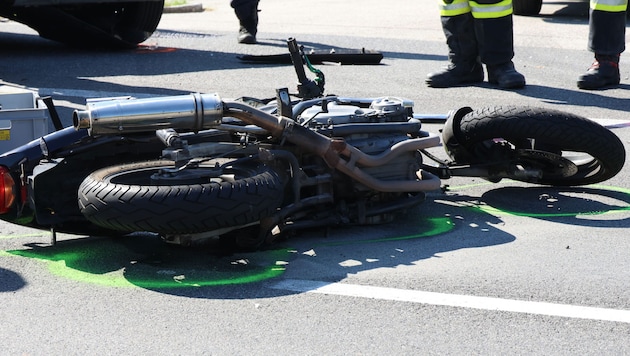 Schwerer Unfall in Kaumberg, Bezirk Lilienfeld. Ein 25-jähriger Motorradfahrer verlor dabei sein ...