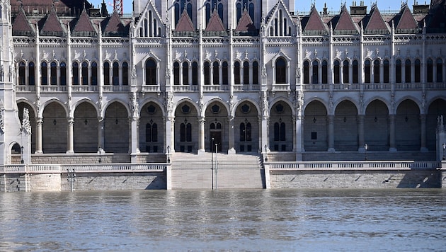 Das Donau-Hochwasser hat am Samstag den Scheitelpunkt erreicht, der Pegel sank danach wieder. Allerdings warnen die Behörden vor ein paar weiteren „schwierigen Tagen“. (Bild: APA/AFP/Attila KISBENEDEK)