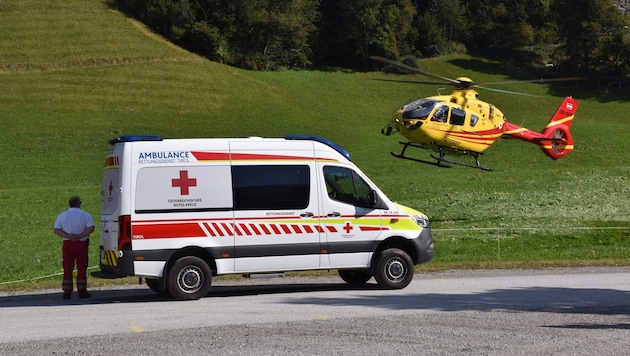 Nach ärztlicher Erstversorgung am Unfallort wurde die Frau mit dem Rettungshubschrauber in die Innsbrucker Klinik geflogen. (Bild: ZOOM Tirol/ZOOM.Tirol)