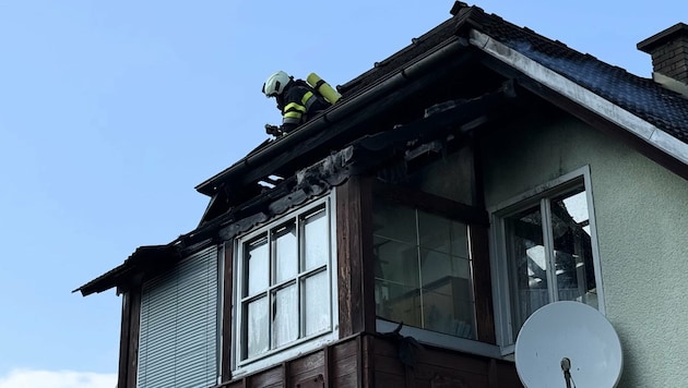 The firefighters used breathing apparatus to fight the fire and then checked the roof truss with a thermal imaging camera. (Bild: Bezirksfeuerwehrkommando Klagenfurt-Land)