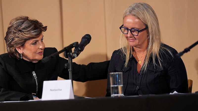 Press conference with one of the plaintiffs (right) (Bild: APA/AP)