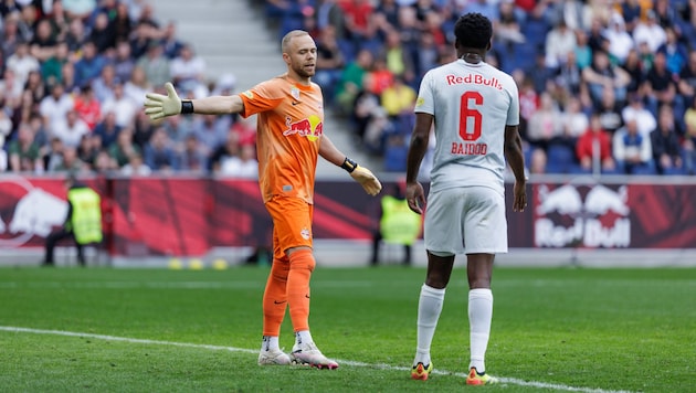 Alone on the pitch: Alex Schlager and Samson Baidoo. (Bild: GEPA/GEPA pictures)