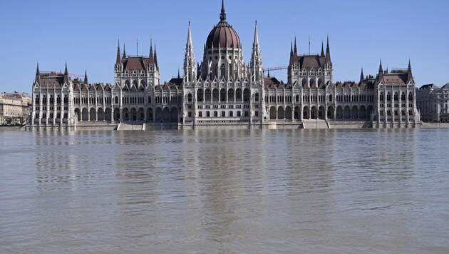 The Danube flood reached its peak on Saturday, after which the water level dropped again. However, the authorities are warning of a few more "difficult days". (Bild: AFP or licensors)