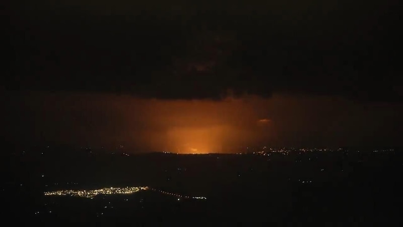 In der Nacht zum Samstag waren im Südlibanon nahe der Grenze zu Israel Explosionen zu sehen, die eine Ausweitung des Konflikts befürchten lassen. (Bild: KameraOne)