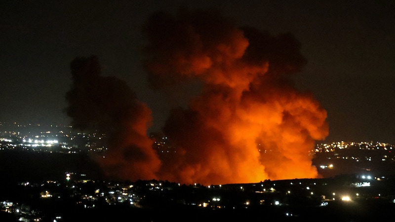 Seit dem Samstagnachmittag wurden rund 400 Ziele attackiert , darunter einsatzbereite Raketenabschussrampen sowie „terroristische Infrastruktur“ in mehreren Gebieten im Südlibanon. Im Bild: Angriff im Süden auf Zawtar (Bild: AFP)