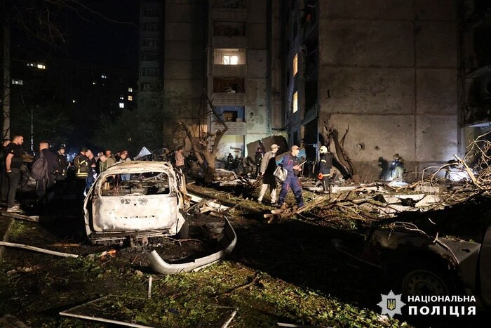 Fotos zeigen etwa Trümmer vor einem mehrgeschossigen Haus und ein abgebranntes Auto.