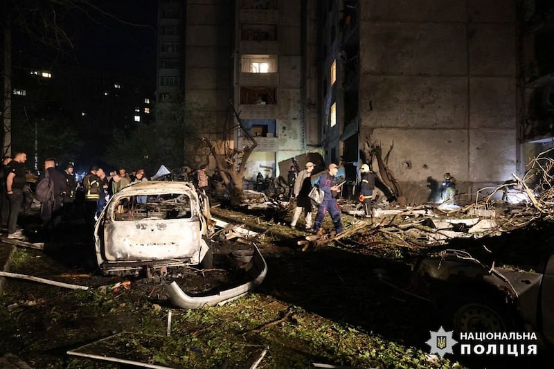 Photos show debris in front of a multi-storey house and a burnt car. (Bild: AP)